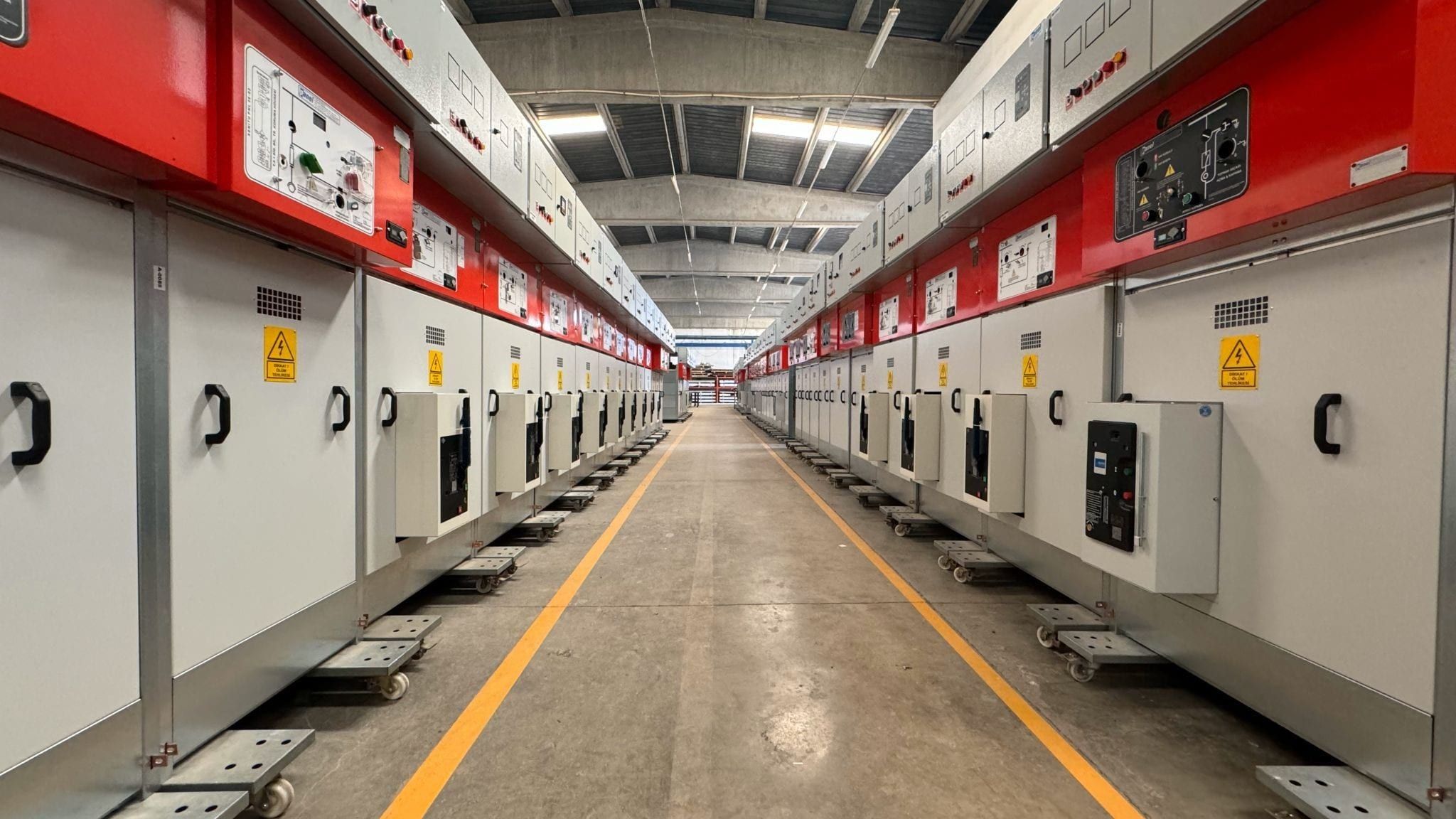 Fabrika holünde sevkiyata hazır 36 kV metal muhafazalı modüler hücre sırası