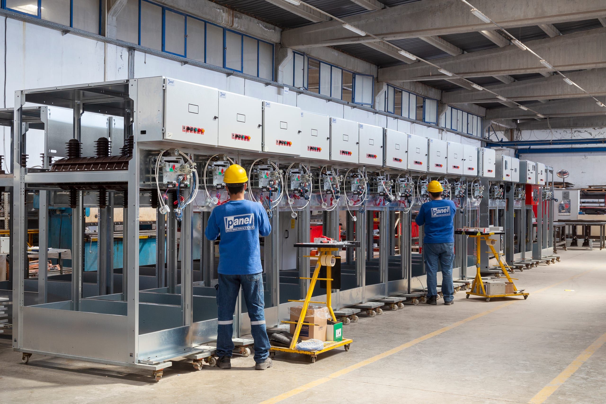 Panel Elektrik üretim hattında orta gerilim hücrelerinin montajını yapan teknisyenler